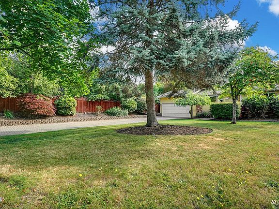 3rd image of 1019 208th St SW