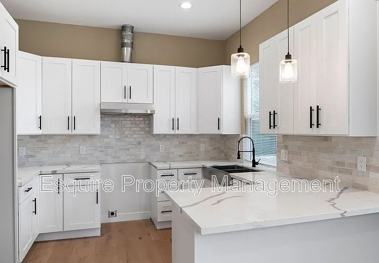547 N Carty Dr — Photo 8