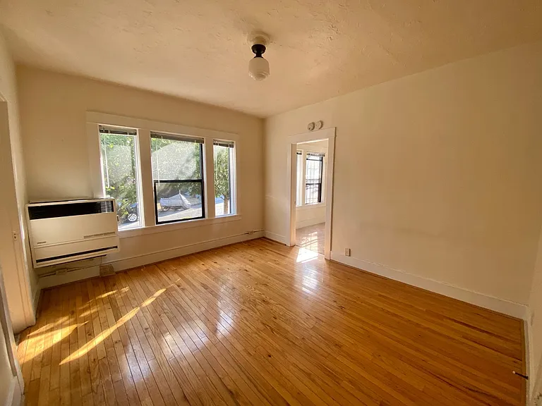 Regis Apartments — Photo 23