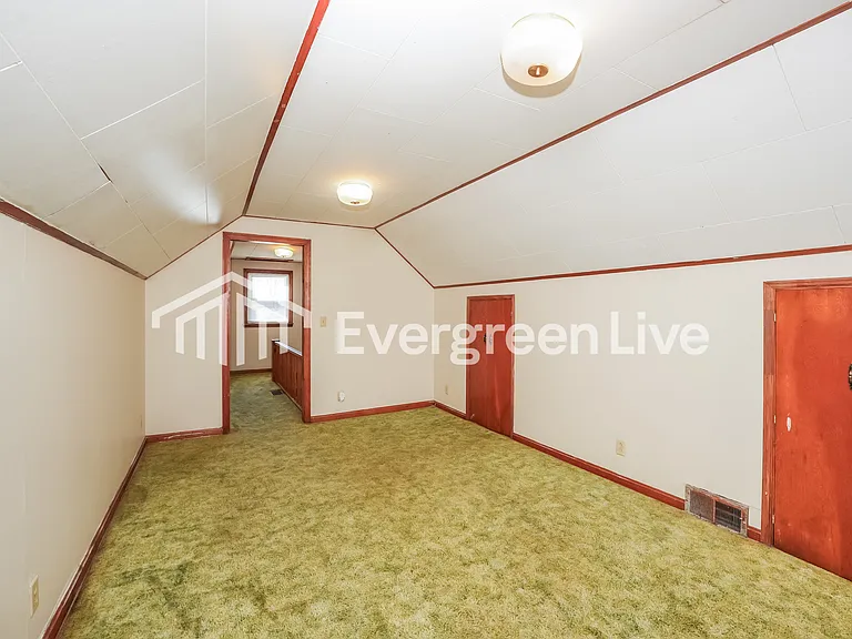 2540 E 38th St — Photo 10