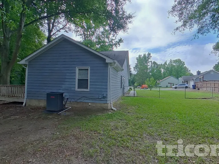 909 Dogwood Ln — Photo 15