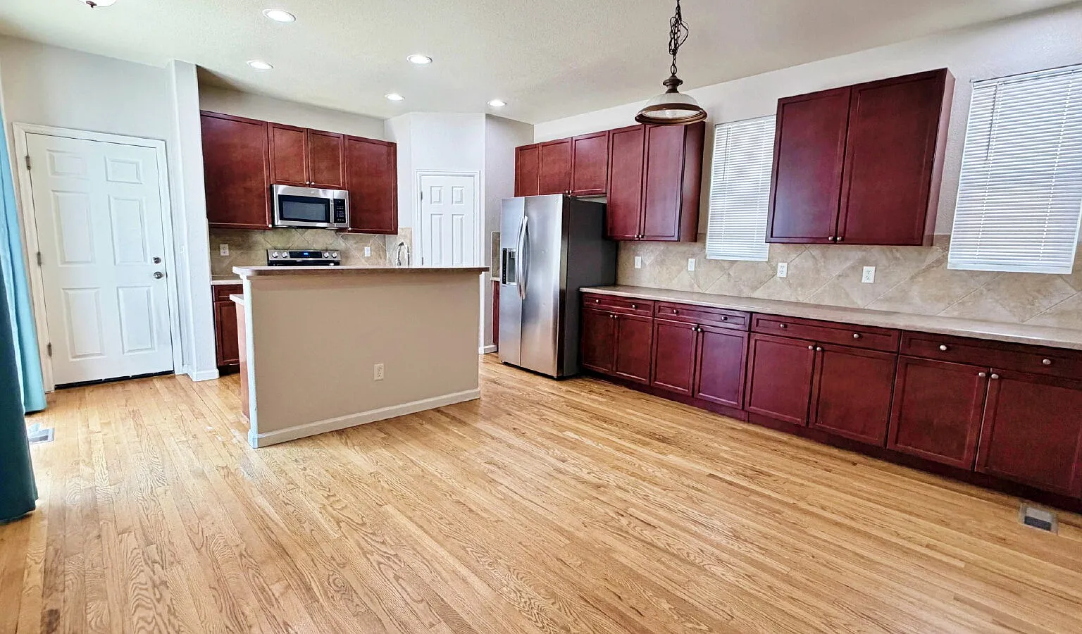 4 bed, 2.5 bath, 2320 sqft, $3,200 — Photo 3