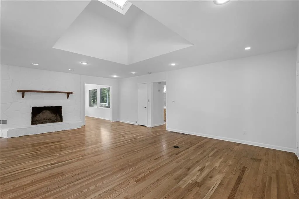 4 bed, 3.0 bath, 2995 sqft, $3,350 — Photo 3