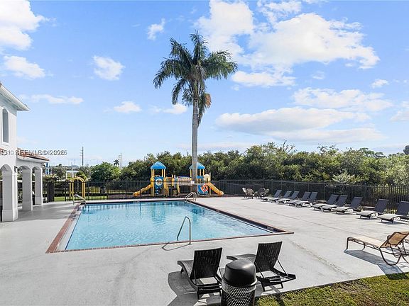 4th image of 833 SW 148th Pl #833