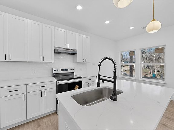 2nd image of 616 E Shepherd St