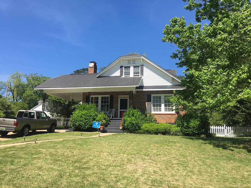 Come live here! But only till December!! (Lots of people are missing this important bit!!) Lawn care negotiable. We'll hire a company, or tenants can mow, weed, edge for reduced rent.