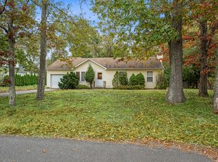 9 Shinnecock Ave, East Quogue, NY 11942