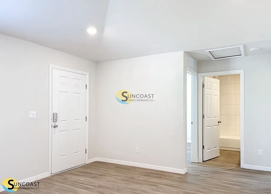 New 2BR Home Near Beaches and Shopping — Photo 3