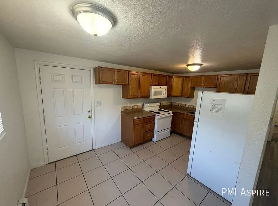 2924 Glendale Dr — Photo 3