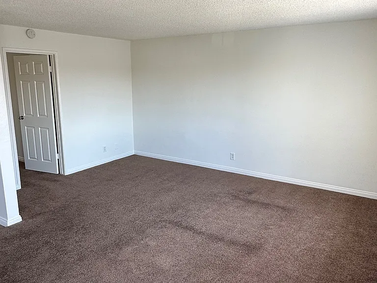 16205 Woodruff Ave — Photo 9