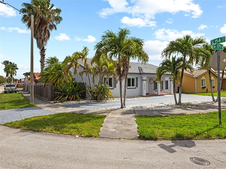 15437 SW 179th Ter — Photo 2