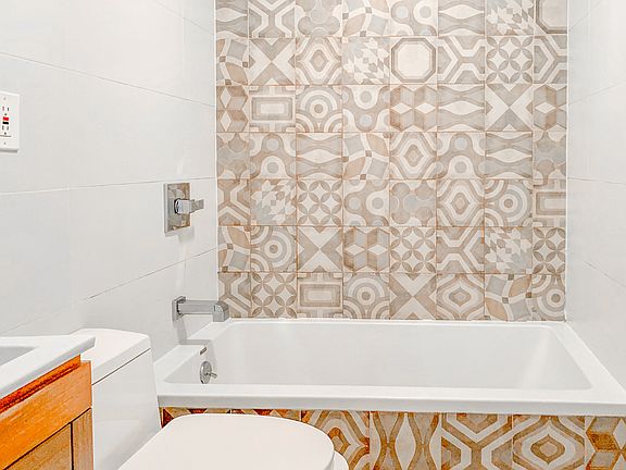 5th image of 518 Grand St APT 3L