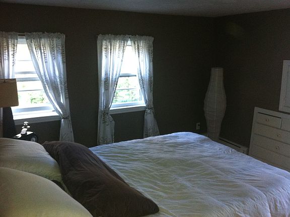 Master Bed (2 closets)