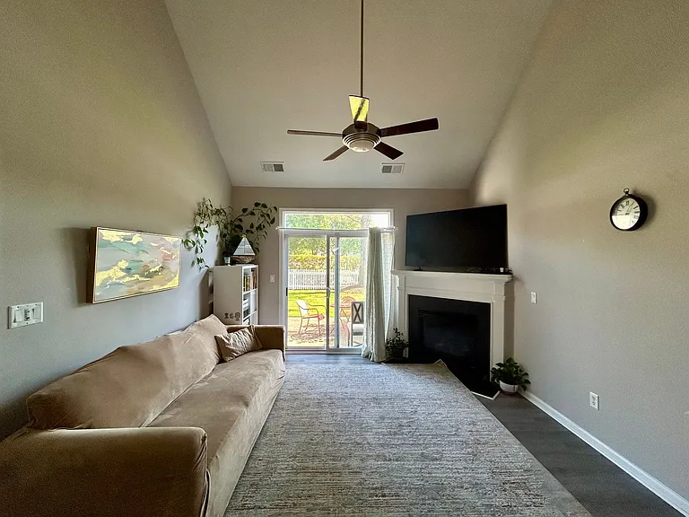 2113 Livingston St — Photo 10