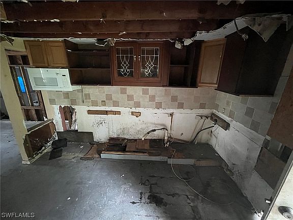 4th image of 64 Oak St