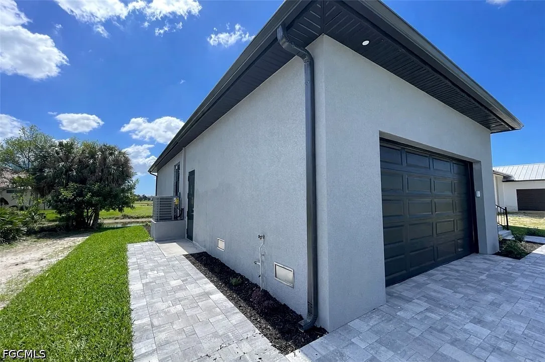 3 bed, 2.0 bath, 1973 sqft, $2,800 — Photo 2