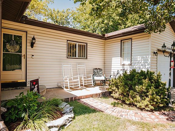 3rd image of 2086 Edward St