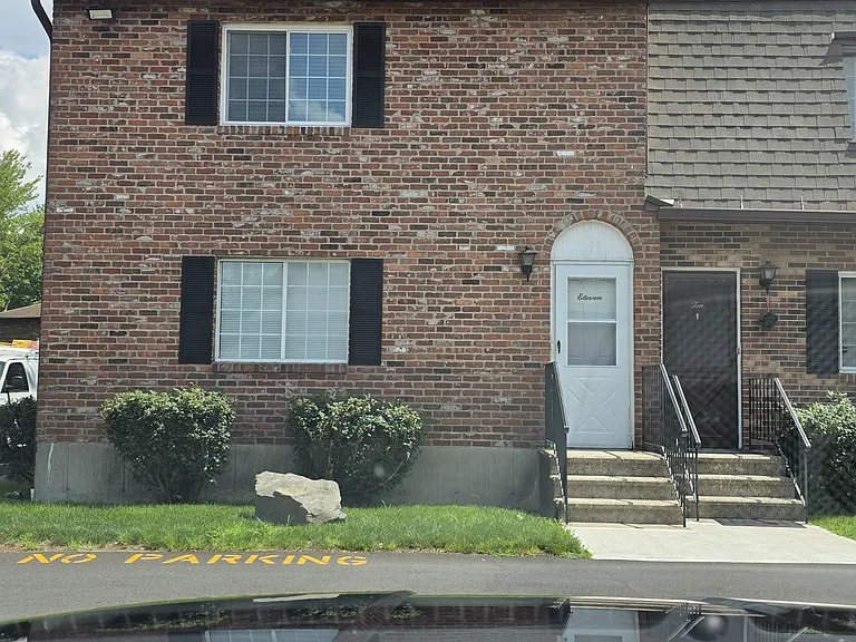 24 Sharon Rd #11 — Photo 1