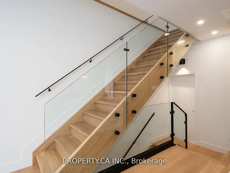 180 Dovercourt Rd #UPPER — Photo 12