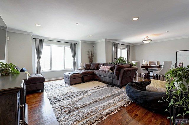 1st image of 33 Legend Hills Dr #X