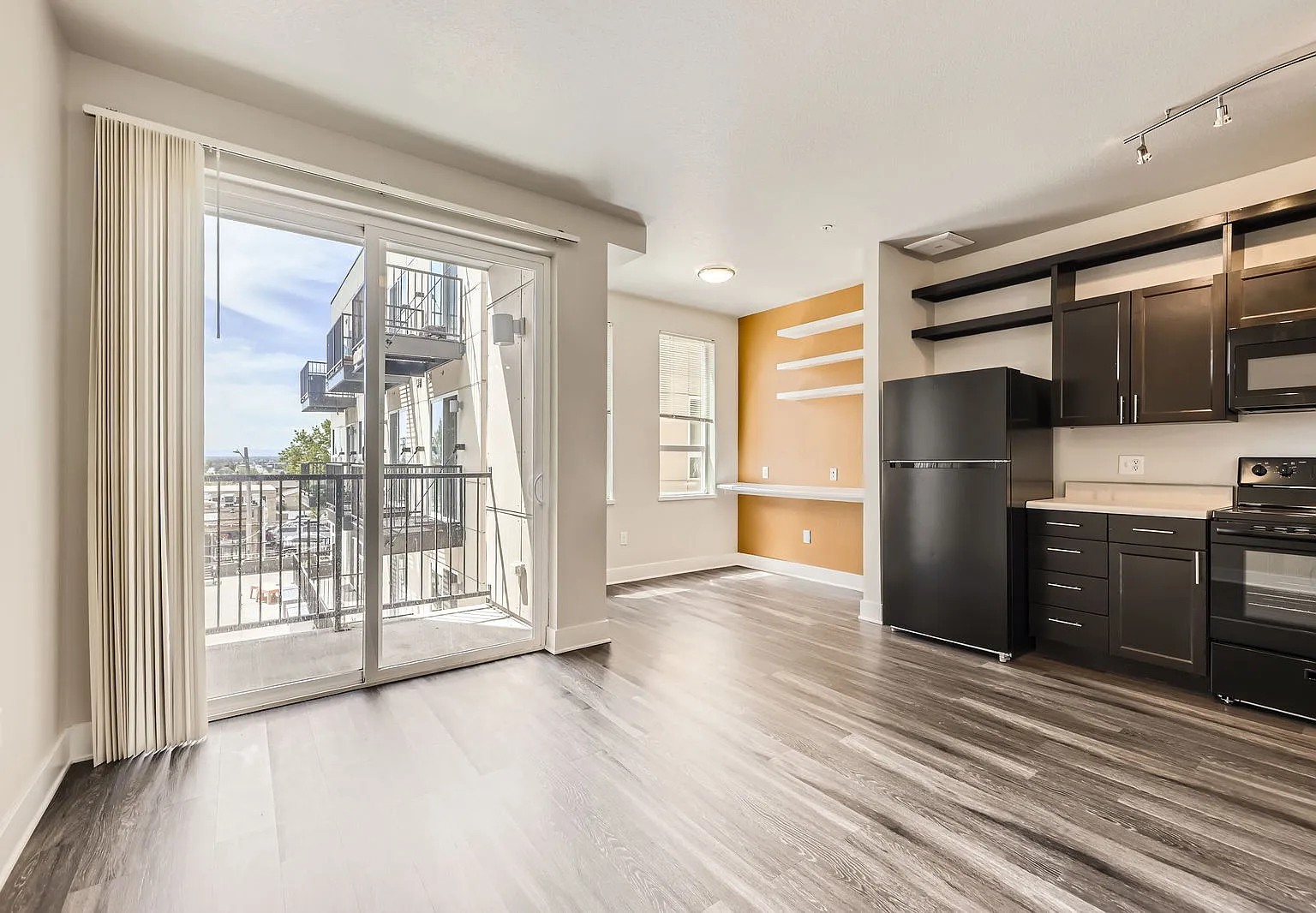 SloHi Flats — Photo 3