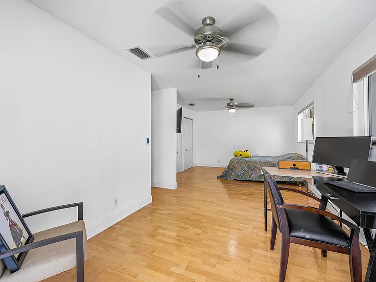 1051 NW 9th St — Photo 10