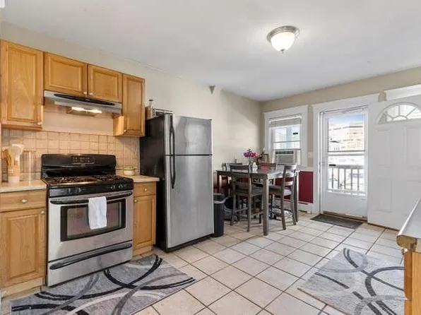 31 Weston St Unit 2, Waltham, MA 02453