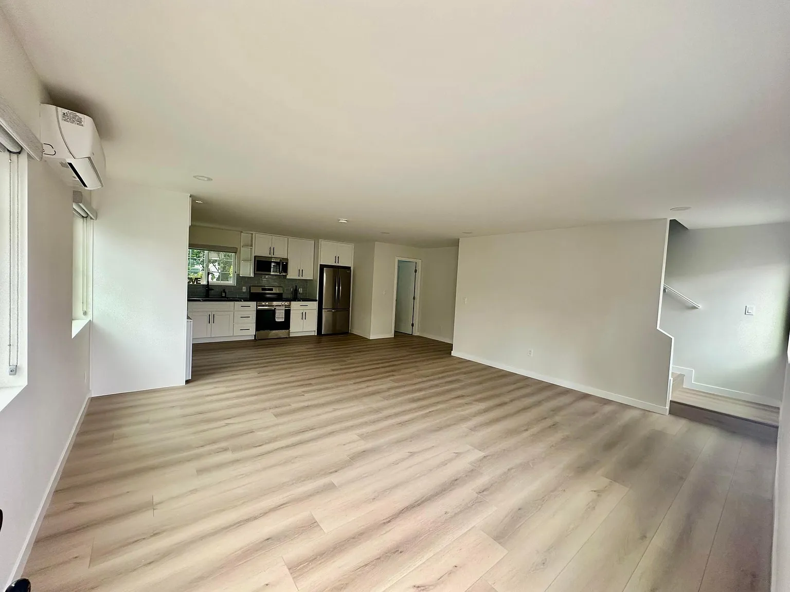 3 bed, 3.5 bath, 1200 sqft, $4,200 — Photo 3