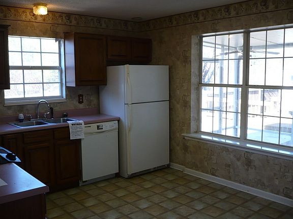 5th image of 60 Skyway Dr