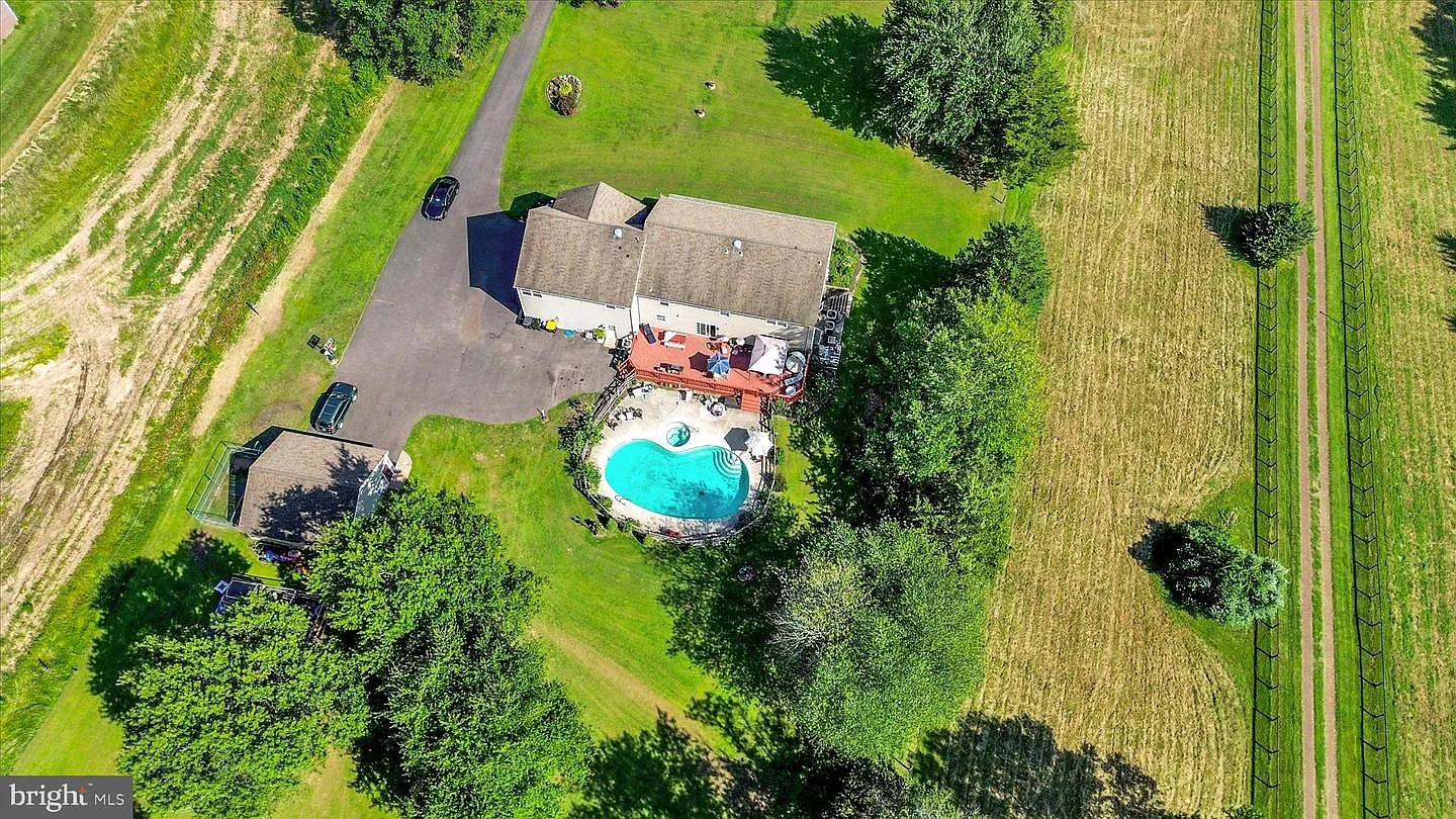1010 Sweetbriar Rd photo 1