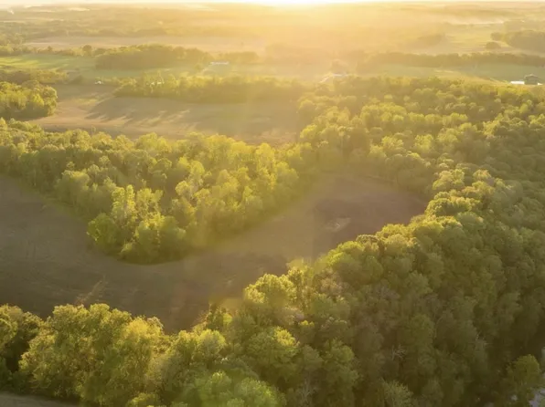 7 Sturgeon Creek Rd, Cedar Hill, TN 37032