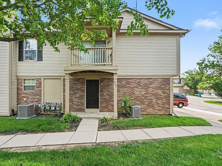 212 Commons Ct — Photo 16