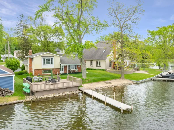 8878 Arlington Rd, White Lake, MI 48386