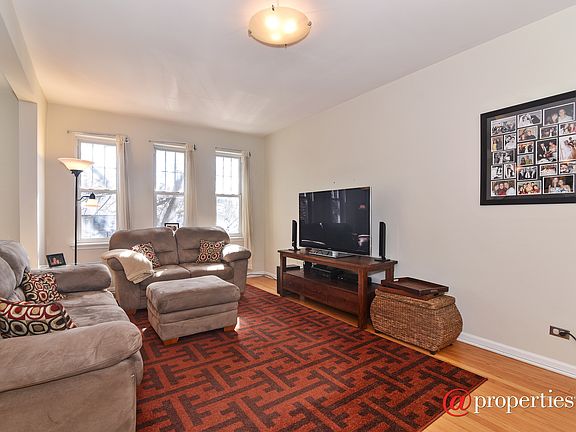 3rd image of 2502 W Balmoral Ave #1C