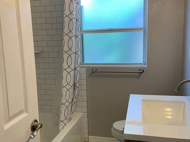 214 N Gomez Ave — Photo 6