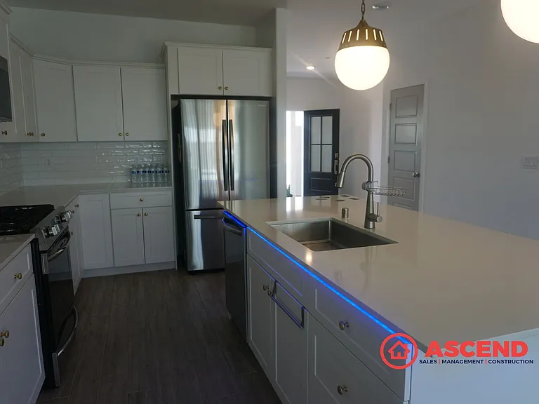 3301 Twin Knolls Ln — Photo 2