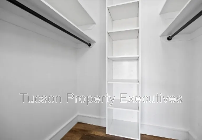824 E 10th St #D — Photo 17