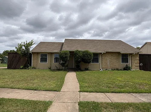 515 English Oak St Photo 1