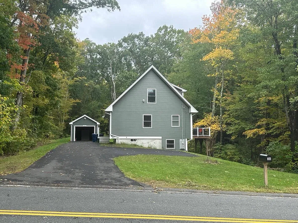 3 bed, 2.5 bath, 1382 sqft, $3,400 — Photo 2