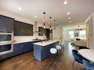 18 Parkside Ln, Teaneck, NJ 07666