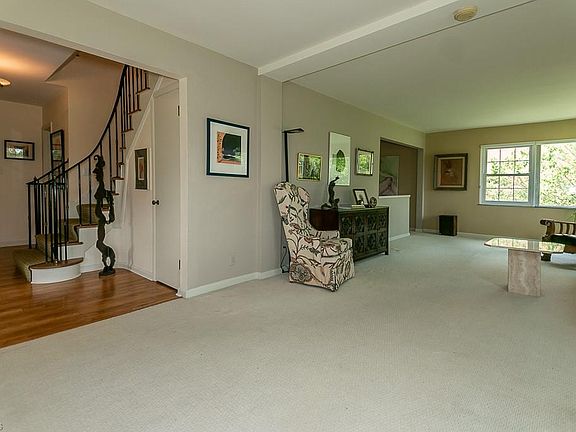 4th image of 19801 Van Aken Blvd #201A