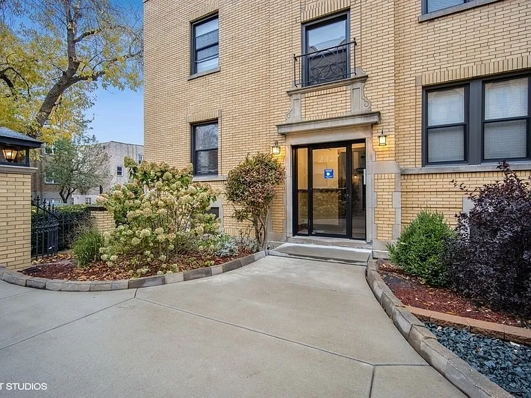 2321 N Rockwell St #B3 — Photo 13