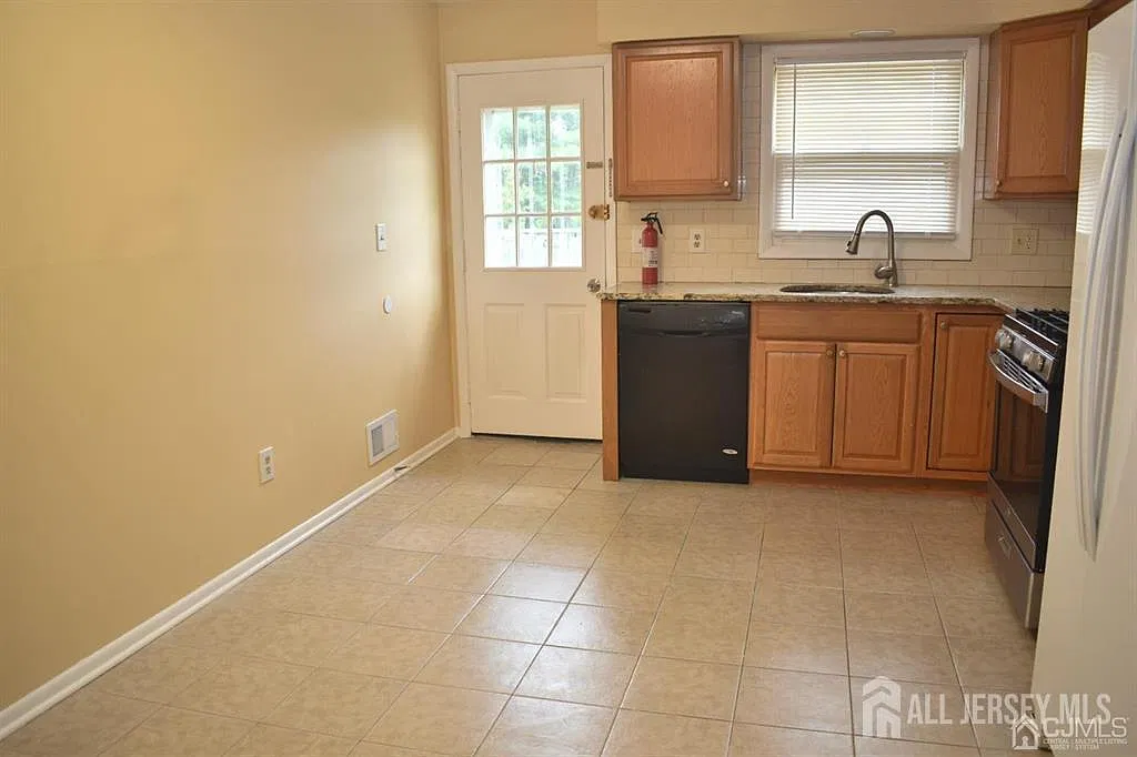 3 bed, 1.5 bath, $3,000 — Photo 3