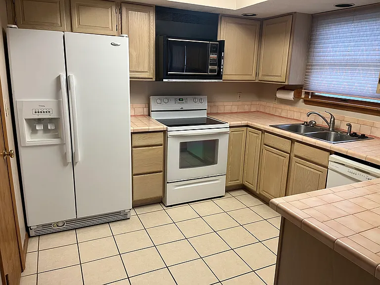 1814 N Lakeman Dr — Photo 1
