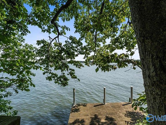 5th image of 220 Bluff Dr