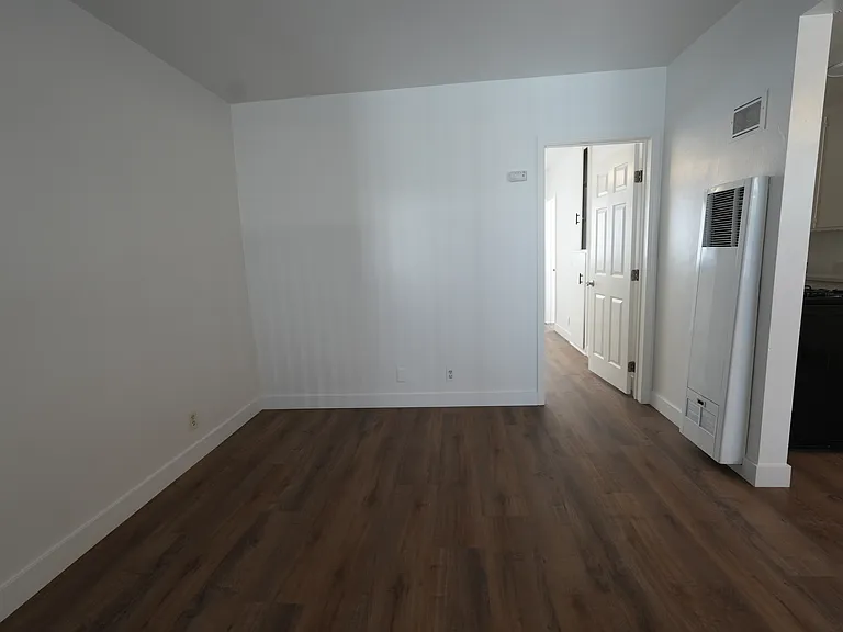 10304 La Reina Ave #C — Photo 2