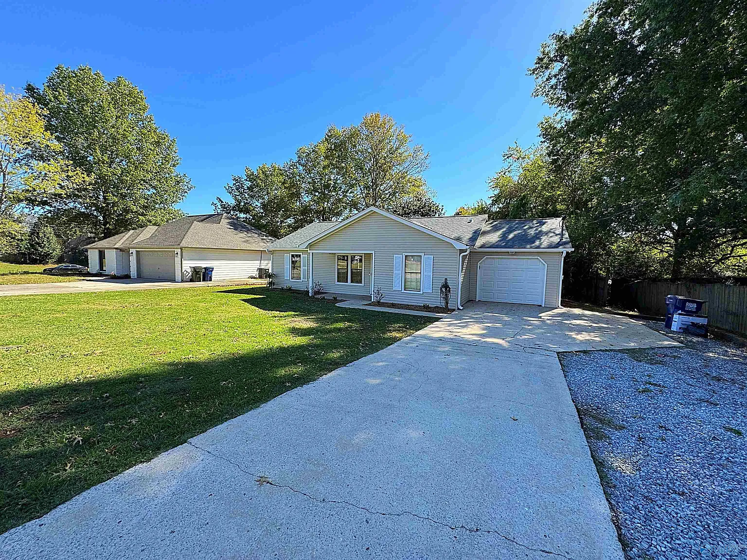 3 bed, 2.0 bath, 1294 sqft, $1,695 — Photo 2