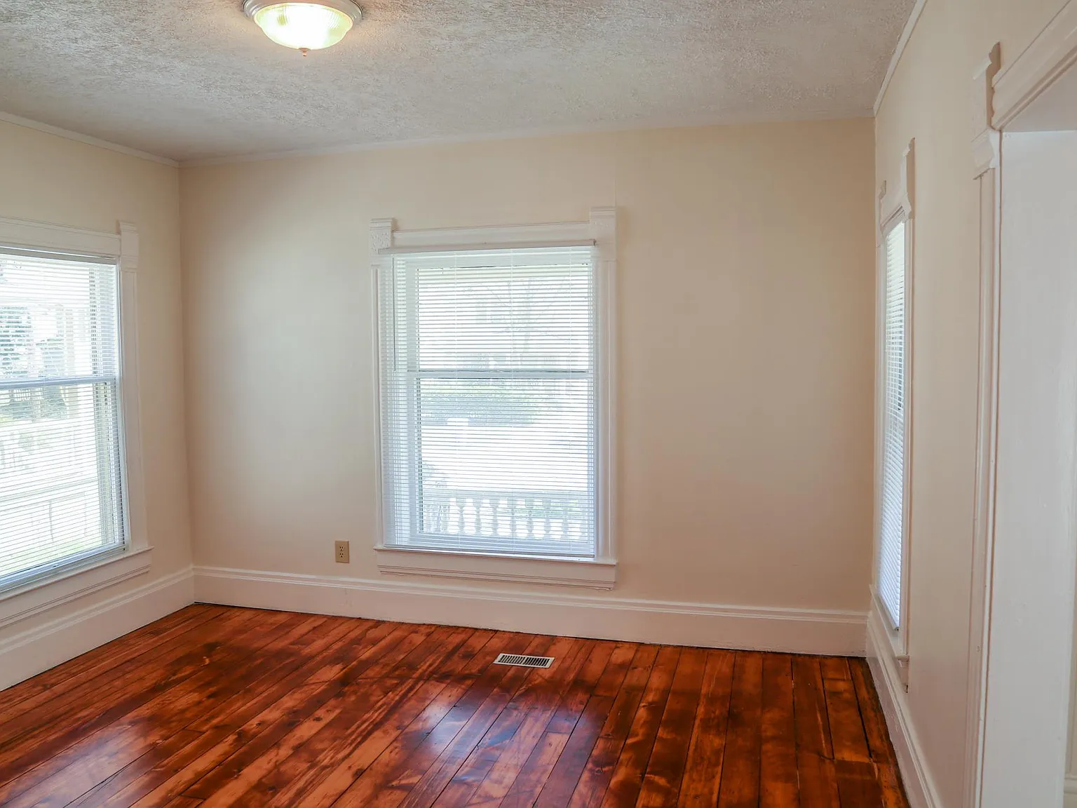 707 N Walnut St — Photo 4
