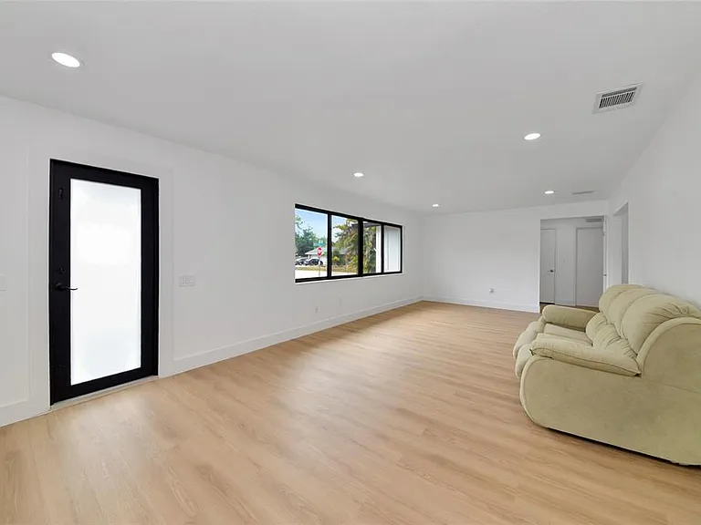 2239 Worrington St — Photo 3