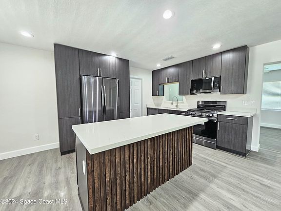 4th image of 972 Bouganvillea Dr